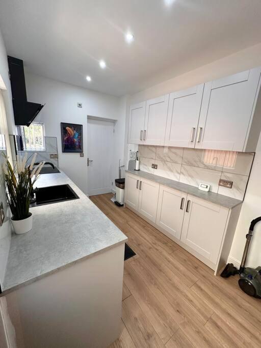 R3 Newly Renovated Luxury In Harborne Lane By Queen Elizabeth Hospital Apartment *